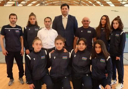 AÇ: Qadın güləşçilər mübarizəyə başlayır