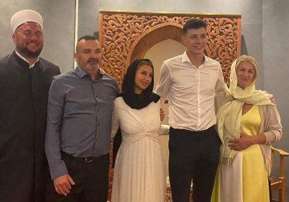 Avropada doğulan futbolçu şəriət qaydaları ilə evləndi - FOTO