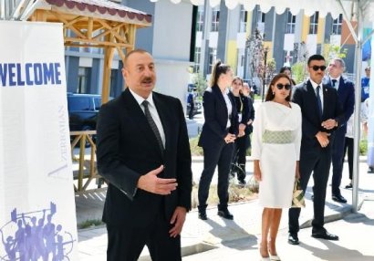 İlham Əliyev İslamiadanın mükafatçıları ilə görüşdü