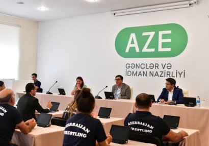 Nazir yarışlarda uğur qazanmış idmançı və məşqçilərlə görüşdü