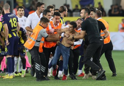 Azarkeş Cenk Tosunu vurdu, ara qarışdı