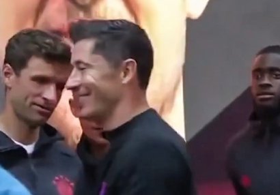 Levandovski Tomas Müllerin əlini sıxmaqdan imtina etdi - VİDEO