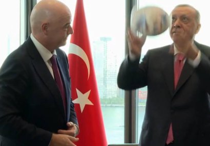 Ərdoğan FİFA prezidentinin hədiyyə etdiyi topa başla zərbə endirdi - VİDEO