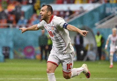 Məşhur futbolçu karyerasını bitirdi