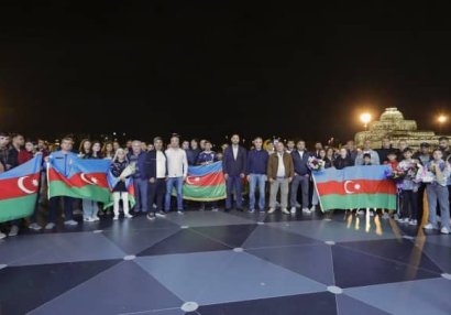 AÇ-də 5 medal qazanan Azərbaycan boksçuları Vətənə qayıtdı