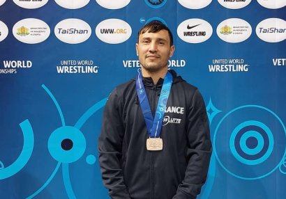 Azərbaycanlı güləşçi Fransaya DÇ medalı qazandırdı