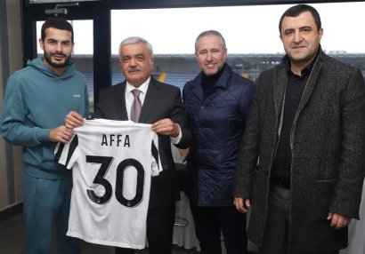 “Neftçi”dən Rövnəq Abdullayevə yubiley hədiyyəsi