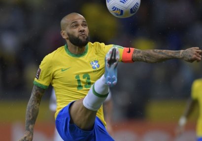 Dani Alves həbsxanada futbol oynadı - 4 banka yoqurt, 4 qutu konserv... 