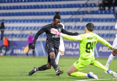 “Səbail”n futbolçusu “Kəpəz”lə oyunda xəstəxanalıq oldu