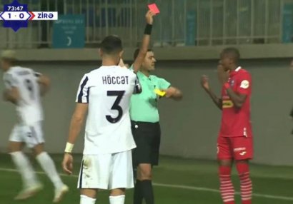 Referi Geryeni qaydaları pozaraq qovub - Belə epizodlarda VAR-a baxmaq yasaqdır!