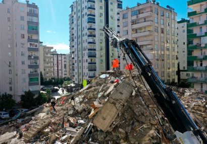 Türkiyəli qapıçı dağıntılar altında qaldı - Axtarışlar nəticə vermir