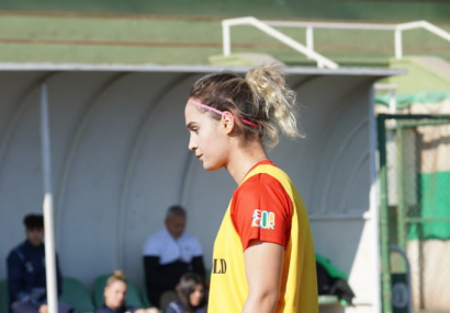 Qadın futbolçumuz: \