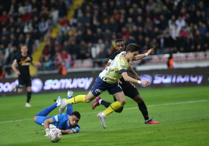 “Trabzonspor” evdə uduzdu, “Fənərbaxça” səfərdə qalib gəldi