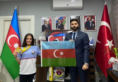 İrəvanda çempion olan türkiyəli xanıma Azərbaycan bayrağı verildi