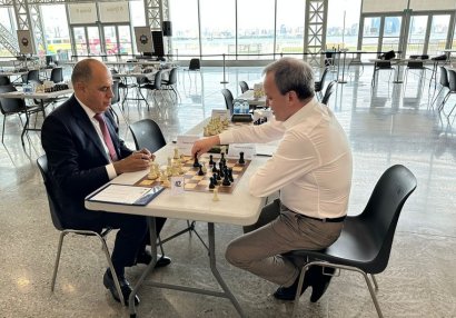 AŞF prezidenti FIDE rəhbəri ilə şahmat oynadı