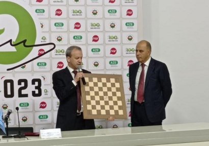 FIDE prezidentindən Şahmat Federasiyasına hədiyyə
