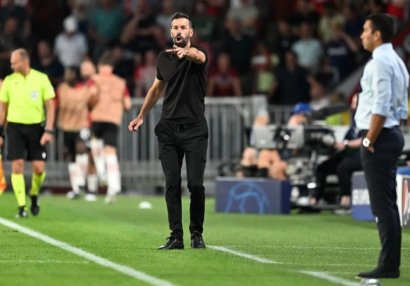 Van Nistelroy postunu tərk edi