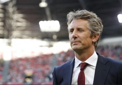 Van Der Sar postunu tərk etdi