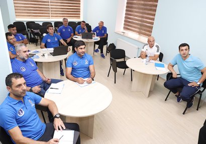UEFA rəsmisi AFFA-da məşqçilərə kurs keçir