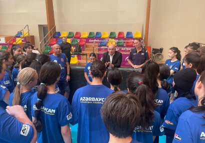 Federasiya prezidenti fərqlənən voleybolçularla görüşdü