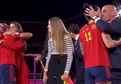 FİFA İspaniya Futbol Federasiyasının rəhbəri cəzalandırdı - Öpüşə görə