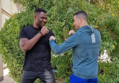 Ronaldu MMA ulduzuna bahalı hədiyyə verdi - FOTO