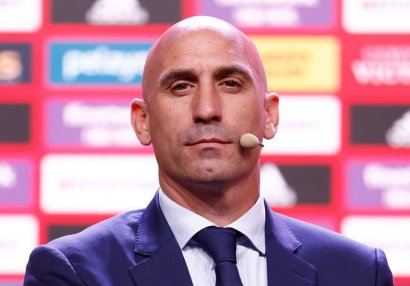FİFA futbolçunu öpən federasiya prezidentini diskvalifikasiya etdi - RƏSMİ