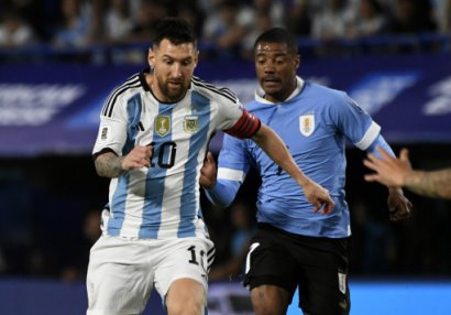 Messi rəqiblə əlbəyaxa oldu, hakim vərəqə vermədi - FOTO