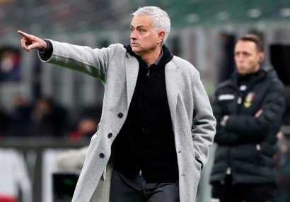 Mourinyu topdaşıyandan belə istifadə etdi - FOTOLAR