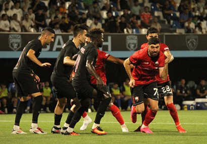 Murad Musayev 4 futbolçusunu 