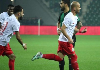 “Qalatasaray” Diniyevli “Ümraniyəspor”u darmadağınla keçdi