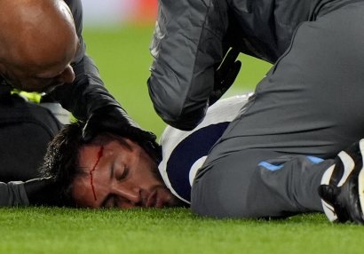 "Tottenhem"in futbolçusu meydanda huşunu itirdi