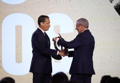 Millimizin baş məşqçisi mükafatlandırıldı