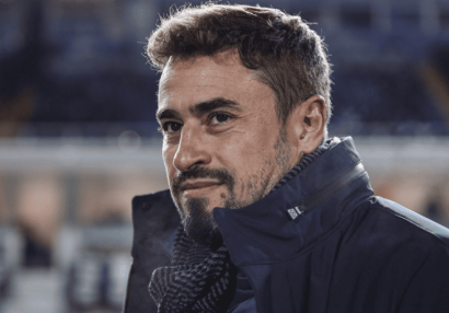 Məşhur məşqçi futbolçusuna hücum çəkdi - VİDEO