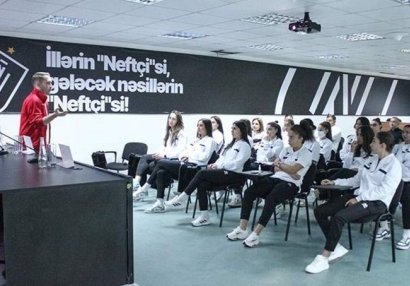 "Neftçi"nin məşqçi və futbolçuları üçün seminar keçirildi