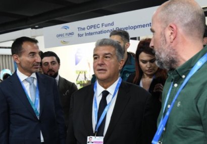 Laporta pavilyonları ziyarət etdi, xalça toxudu