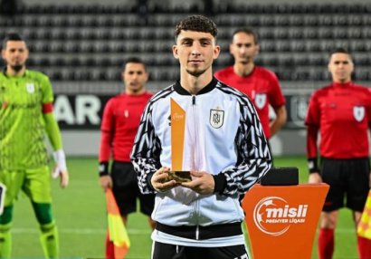 "Neftçi"nin futbolçusu mükafatlandırıldı