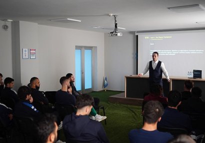 "Səbail"in məşqçi və futbolçuları üçün seminar keçirildi