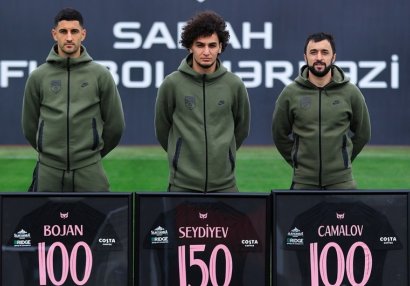 "Sabah" üç futbolçusunu mükafatlandırdı