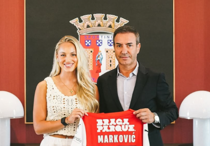 "Braqa" dünyanın ən cazibədar xanım futbolçularından biri ilə əməkdaşlığa son qoydu