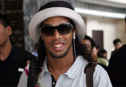 Ronaldinyo futbol tarixinin ən yaxşı oyunçusunun adını dedi - Nə Messidir, nə də Ronaldu