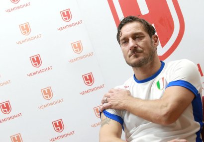 Totti "Roma"nın baş məşqçi postunda kimi görmək istədiyini dedi