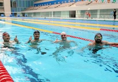 Azərbaycanın üçqat paralimpiya çempionu gənc paraüzgüçülərlə görüşdü