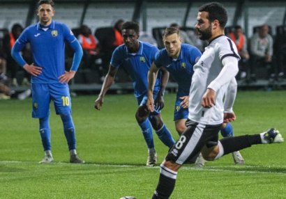 Emin Mahmudov Tuayevi haqladı
