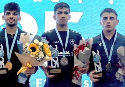 Azərbaycanın 2 güləşçisi İranda medal qazandı