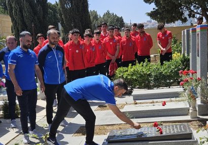 Azərbaycan millisi Şəhidlər Xiyabanını ziyarət etdi