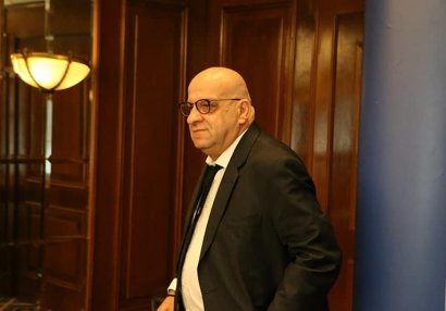 Koumas korrupsiya iddiaları fonunda istefa verdi