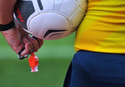 İtaliyalı hakimi qarğışa görə futboldan uzaqlaşdırdılar