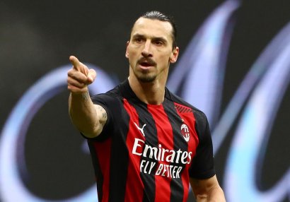 "Messi komanda yoldaşlarıyla yox, heykəllərlə oynayır" - Zlatan İbrahimoviç