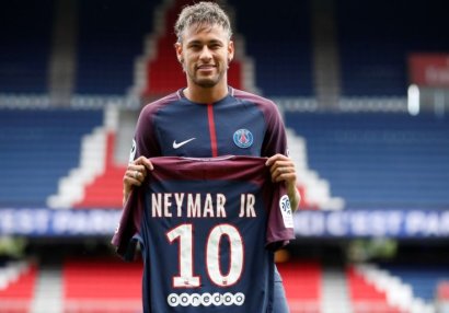 8 il öncə bu gün – Neymar futbol tarixinin ən bahalı transferinə imza atdı